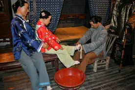 历史上最丑陋、最变态的审美-妇女缠足三寸金莲为何会盛行千年？图片