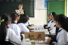 夏天气温高，但是随处可见穿春秋校服的学生，原因为何图片