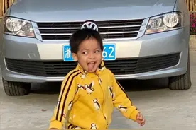 李佳航3岁儿子大变样！五官跟爸如同复制，肤色黝黑像精神小伙图片