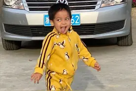 李佳航3岁儿子大变样！五官跟爸如同复制，肤色黝黑像精神小伙图片