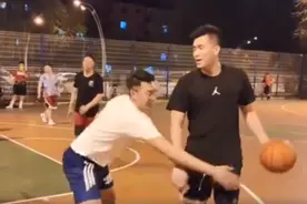 郭艾伦打野球玩花活，穿裆过人+各种无解单打，遭女球手碰瓷防守图片