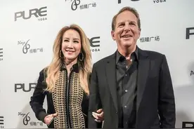 李玟罕见和老公同台，穿紧身裤腰臀比太惊艳，一旁60岁老公不显老图片