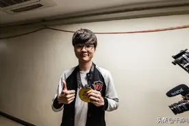 Faker第一次见“贴膜瞎”，盲僧对着自己狂加盾，李哥人都看懵了图片