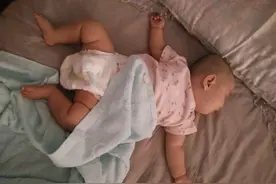 宝宝睡觉时的4种动作，暗示了大脑发育程度，全都占了的恭喜了图片