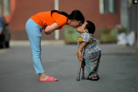 妻子与80厘米的丈夫相伴六年，最大愿望可以要个孩子图片