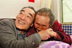 儿子照顾90多岁瘫痪妈妈，母亲洗澡嫌害羞，发生奇迹科学难解释图片