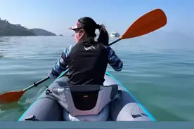 霍启刚晒郭晶晶划艇，过年陪她回娘家，李嘉欣娘家却被夫家瞧不起图片