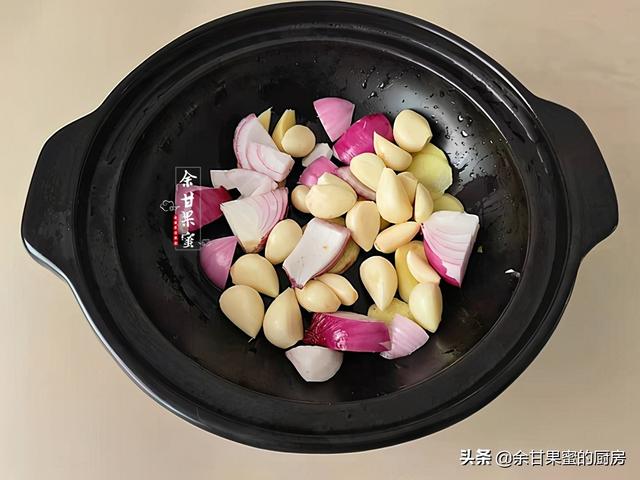家常烧鱼我常用这方法，食材入锅再加碗啤酒，味美下饭料也多