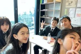 王菲女儿李嫣气质变成熟！穿黑丝秀筷子腿，眉眼神似爸爸李亚鹏图片