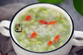 “槐花”新吃法，不煎不蒸，搭配3食材熬成粥，老公一口气喝2碗图片