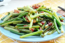 蒜苔掌握这几步，颜色翠绿不发黄，3元做1盘，全家人都爱吃图片