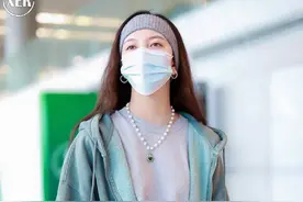 宋妍霏现身机场穿搭，灰绿色外套搭配墨绿色机车包，懒惰的青春感图片