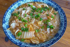 天冷最馋这大锅菜，吃进肚暖乎乎，有肉有菜微酸微辣，真过瘾图片