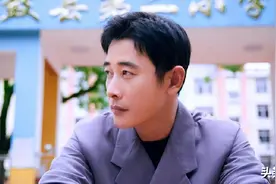 罗晋打卡母校，穿中式西装手拿折扇，双卧蚕单眼皮像“长腿欧巴”图片