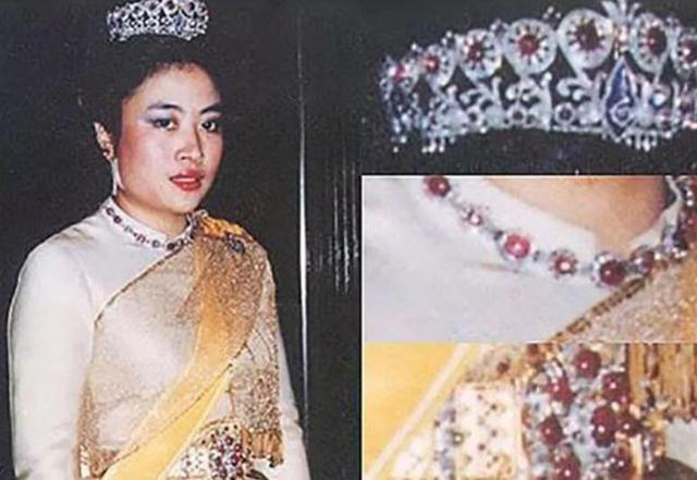 泰国最美王妃：婆婆不给王冠她戴发卡更惊艳，当嫂子还得跪小姑子