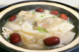 炖莲藕汤总发黑？直接下锅是大错，大厨教你一招，汤浓藕白不发黑图片