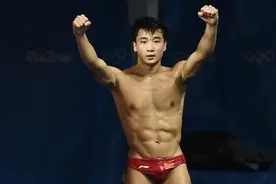 3届奥运夺金！曹缘跳水夺冠，周继红拥抱，肩膀缠满绷带让人心疼图片