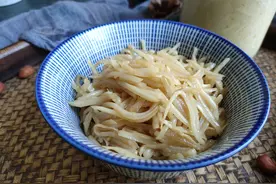 老一辈的腌芥菜丝做法真不错，做一次吃半月，脆爽可口、咸香开胃图片