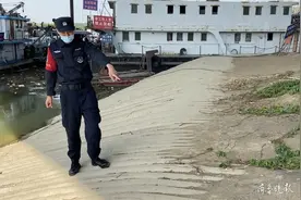 一女子大半夜打车去河堤，留下大量现金？济宁出租车司机报了警图片