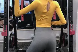 小说：丈夫和妻子一起坐电梯，因妻子太性感吃醋，把她紧紧搂怀里图片