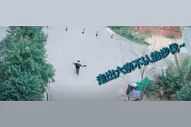 火了！妈妈偷拍儿子下楼拿快递，网友：憋疯的娃图片