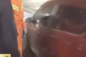 女司机等红灯时睡着，竟导致一氧化碳中毒，民警打开车门发现蹊跷视频封面