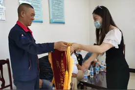 那个勇救小女孩的叔叔找到了，他叫张爱民图片