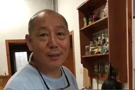 65岁李成儒罕露面，厨房内景简陋与身家极为不符，儿子颜值太高图片