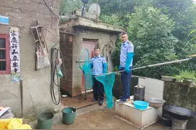 “猴哥”大闹民居 森林警察捕捉后送动物园图片