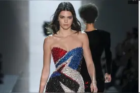 超模肯达尔詹娜T台霸气走秀，脚踩高跟鞋，好身材真羡慕图片