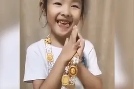 张超烈士女儿手捧父亲奖章：这是我们的传家宝视频封面