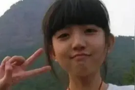 “剪刀手女孩”长大了！长相越来越美，却没了以前纯真的模样图片