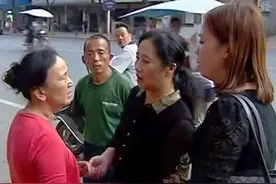 亲生父母抛弃双胞胎女儿，20年后想要重新找回，养父母却拒绝相认图片