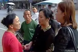 亲生父母抛弃双胞胎女儿，20年后想要重新找回，养父母却拒绝相认图片