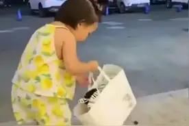 3岁女娃买新衣，拎袋子的动作让宝妈笑翻，网友：小时候的我图片