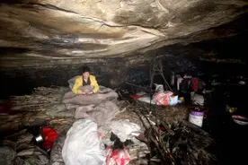 52岁女子独居山洞3年，脏乱差生活堪忧，网友：不值得同情图片