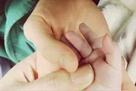 吉娜郎朗官宣生子！产前穿线裙炫巨大孕肚，肚大如萝连肚脐都撑平图片