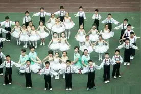 幼儿园毕业照走红，不输大学生！家长看后直呼：太有创意了图片