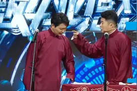 孟鹤堂台上公然看小抄说相声，网友：郭德纲你管不管？图片
