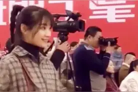 孩子演出，台下领舞的幼儿园美女老师火了，网友：真想做她的学生图片