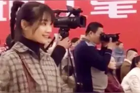 孩子演出，台下领舞的幼儿园美女老师火了，网友：真想做她的学生图片