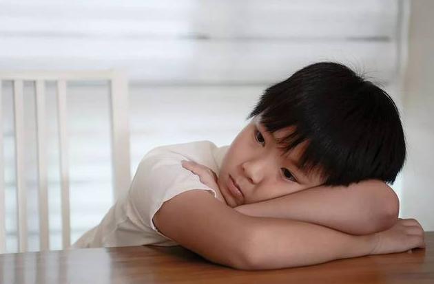 孩子总是独来独往,造成孩子"性格孤僻"的原因,家长知道吗?