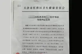 老人陷医疗事故发现病历被涂改，2次胜诉6次申请救治未果死亡，家属：“在医院待6年，等来判决但没执行”图片