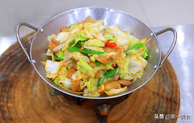 天热没食欲？厨师长有妙招，包菜配上五花肉，这小炒真下饭