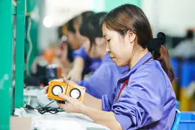 人大代表邢京龙建议改变技工两班倒工作模式，网友：这建议是真正动脑子了图片