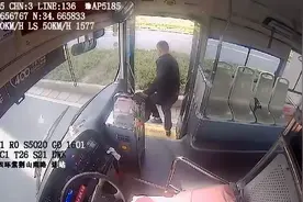 河南郑州一公交司机，主动蹲下帮孕妇系鞋带，“我也是一个爸爸”图片
