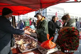农村大叔卤牛杂，一天可售2000斤，最便宜部件一斤7元图片