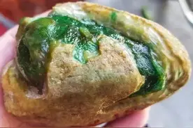大马砍黄加绿翡翠原石巧雕金蟾的过程，精品！图片