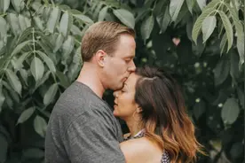 丈夫公司破产，想要和妻子分道扬镳，妻子一席话让丈夫坚决不离婚图片