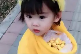 宝爸给4岁女儿穿反衣服，女儿转过头后，宝妈直接笑出声图片